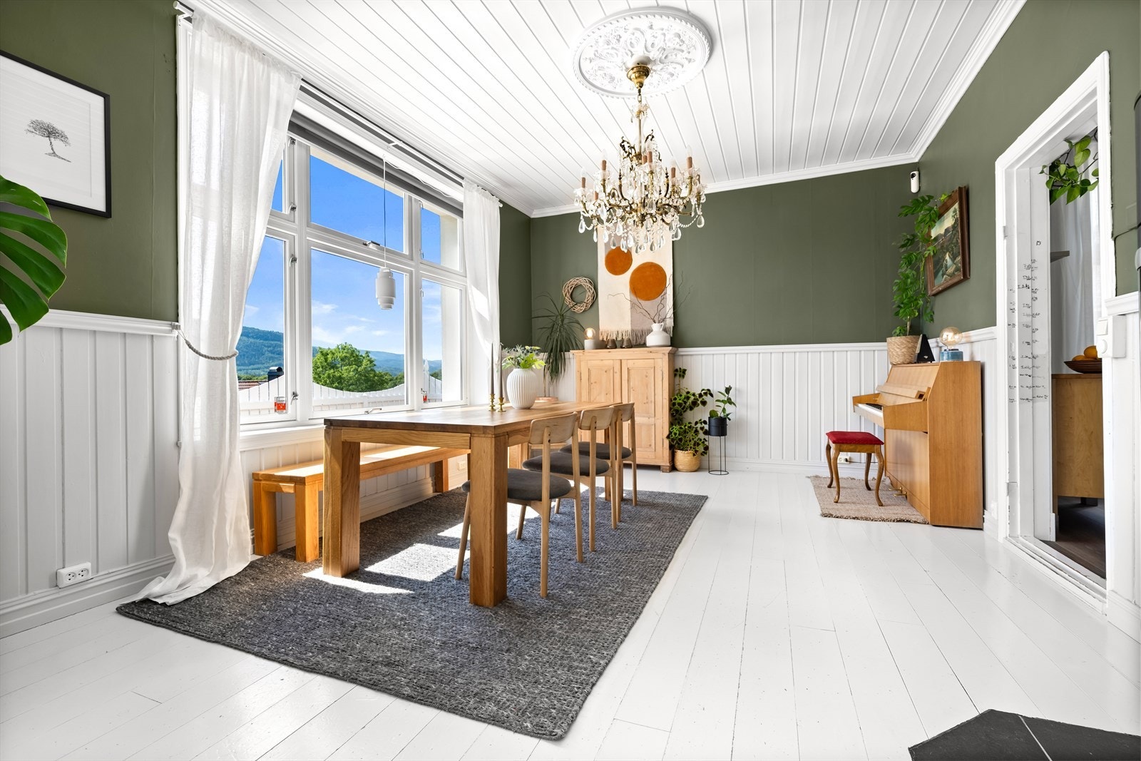 Spisestue med god plass til langbord Galleribilde