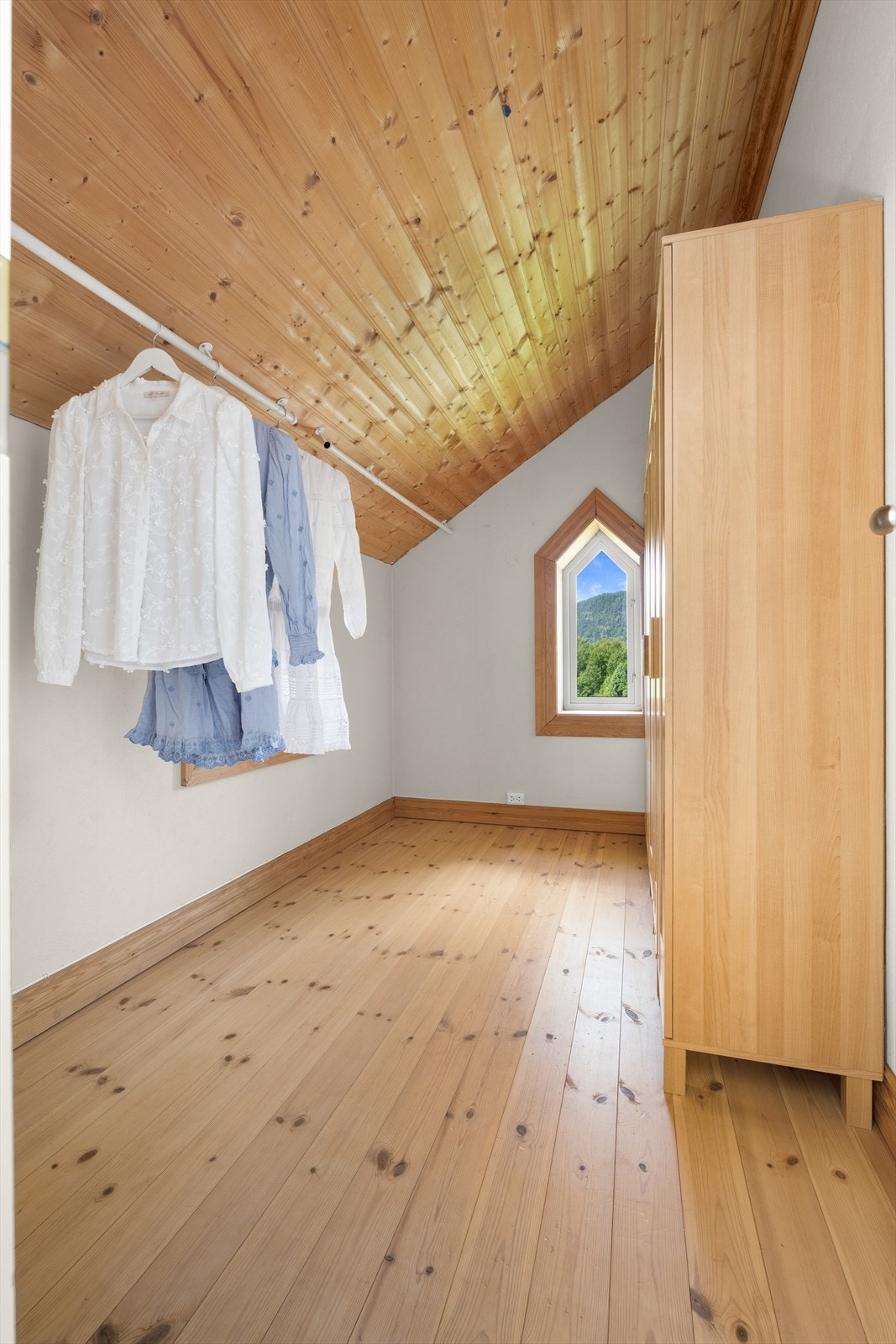 Walk-in garderobe tilknyttet hovedsoverom Galleribilde