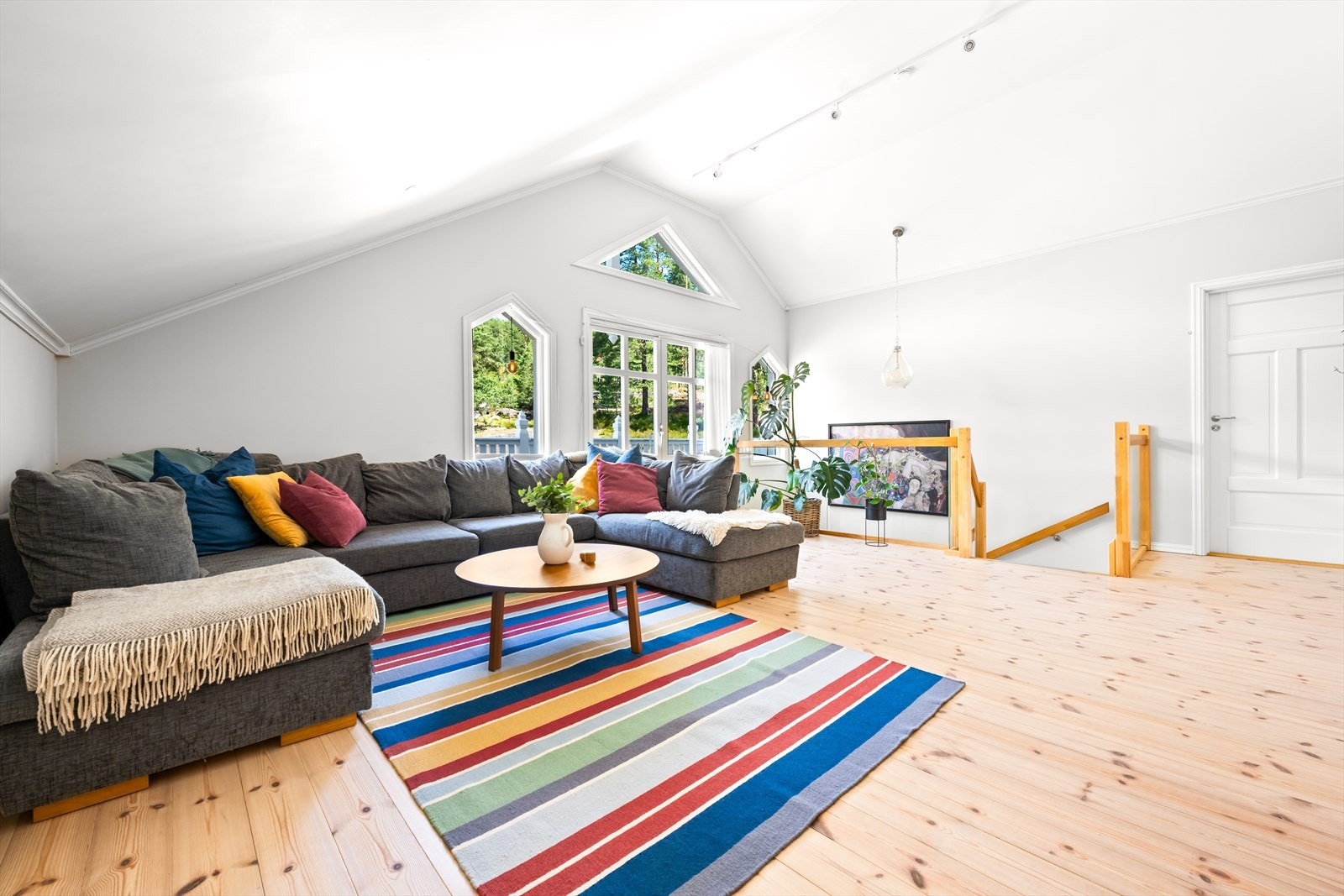 Det er god plass for møblering, samt adkomst til balkong fra stuen Galleribilde