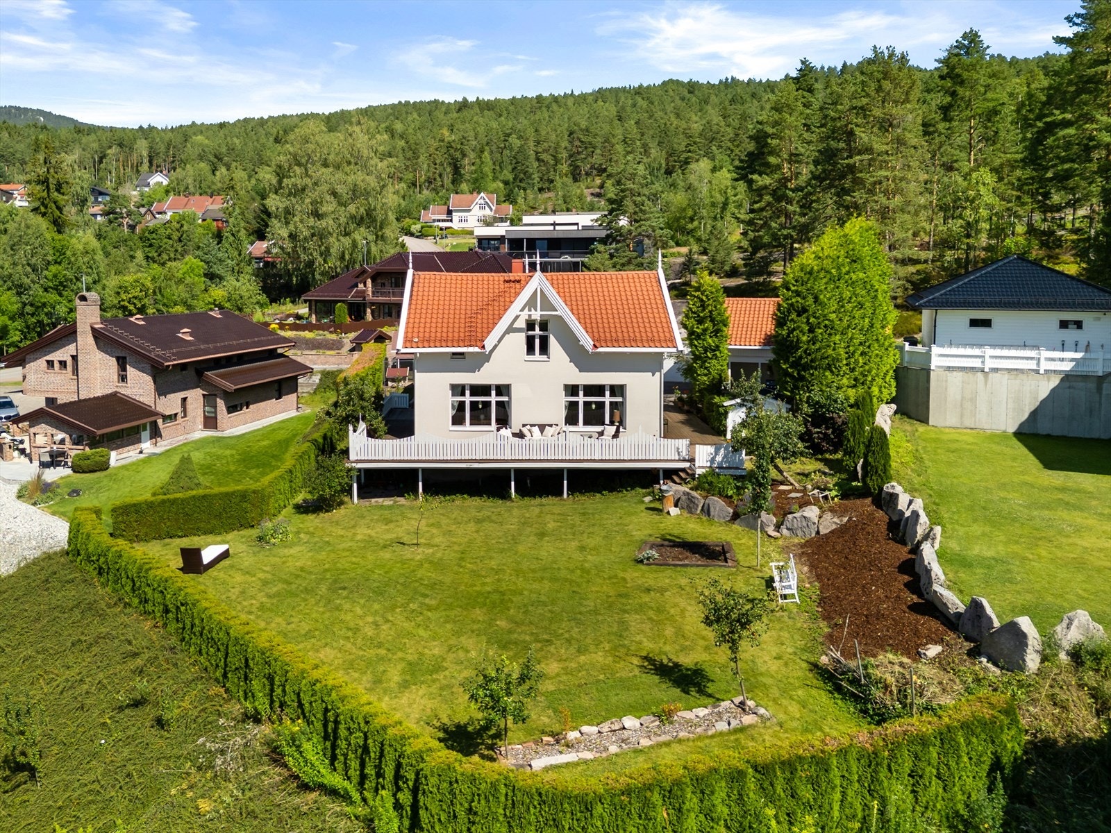 Flott opparbeidet tomt med boltreplass for hele familien - Beliggende i et populært område med flere stier til lysløypa som strekker fra Batteriet på Solbergmoen til skisenteret på Åssiden Galleribilde