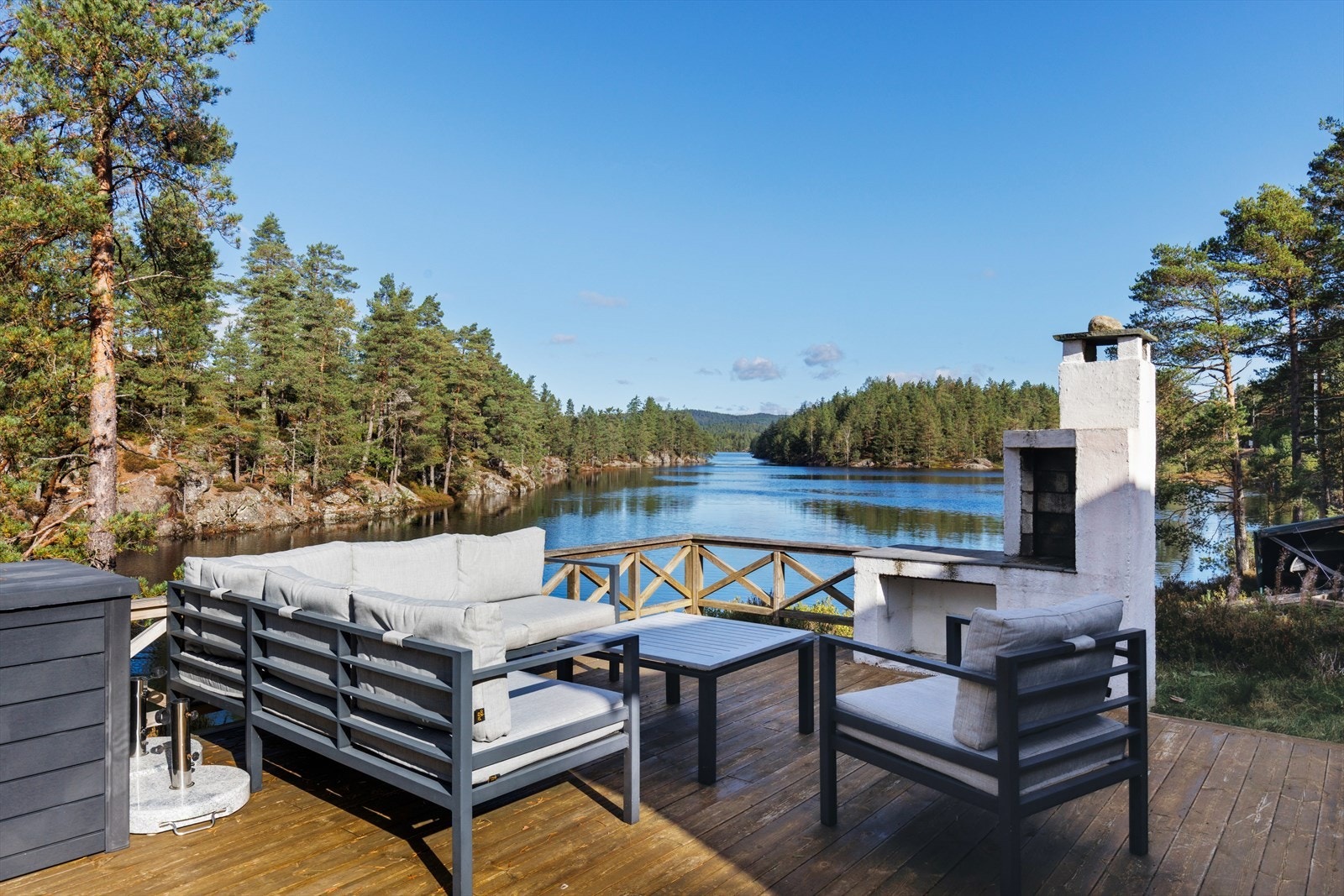 Fra terrassen har man en usjenert og vid utsikt over vannet. Galleribilde