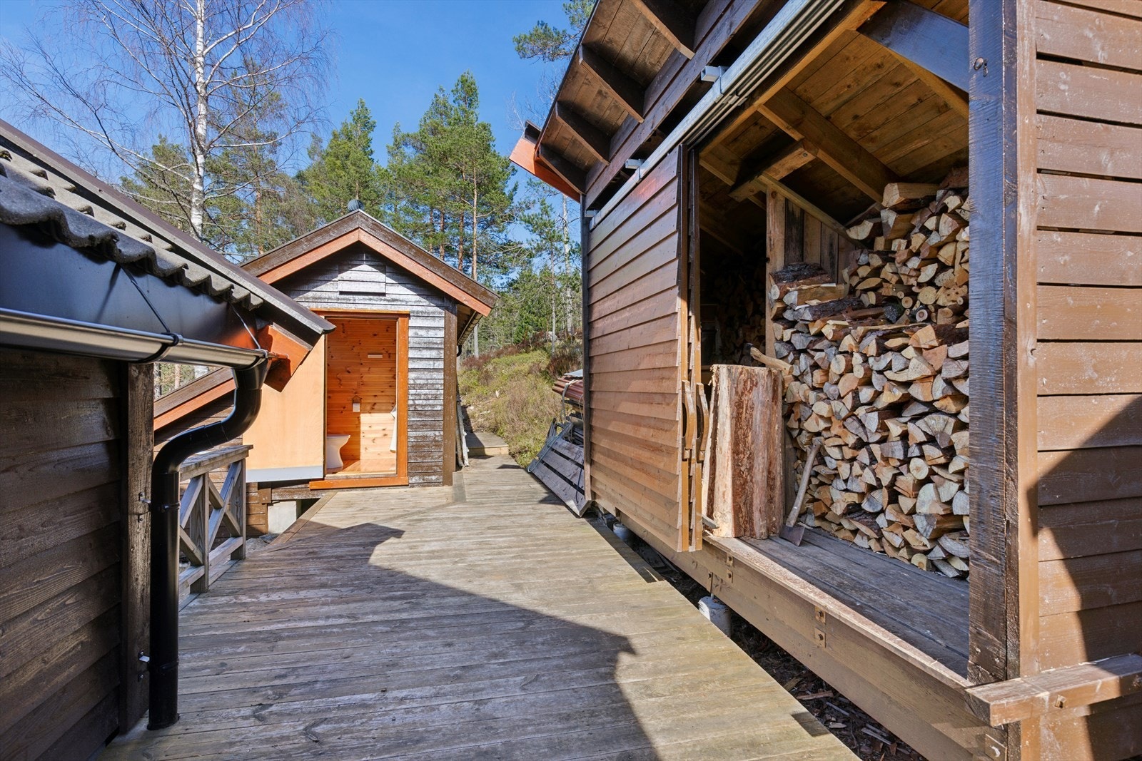 På tomten er det et eget bygg fra 2007 med en praktisk vedbod og en isolert utedo. Galleribilde
