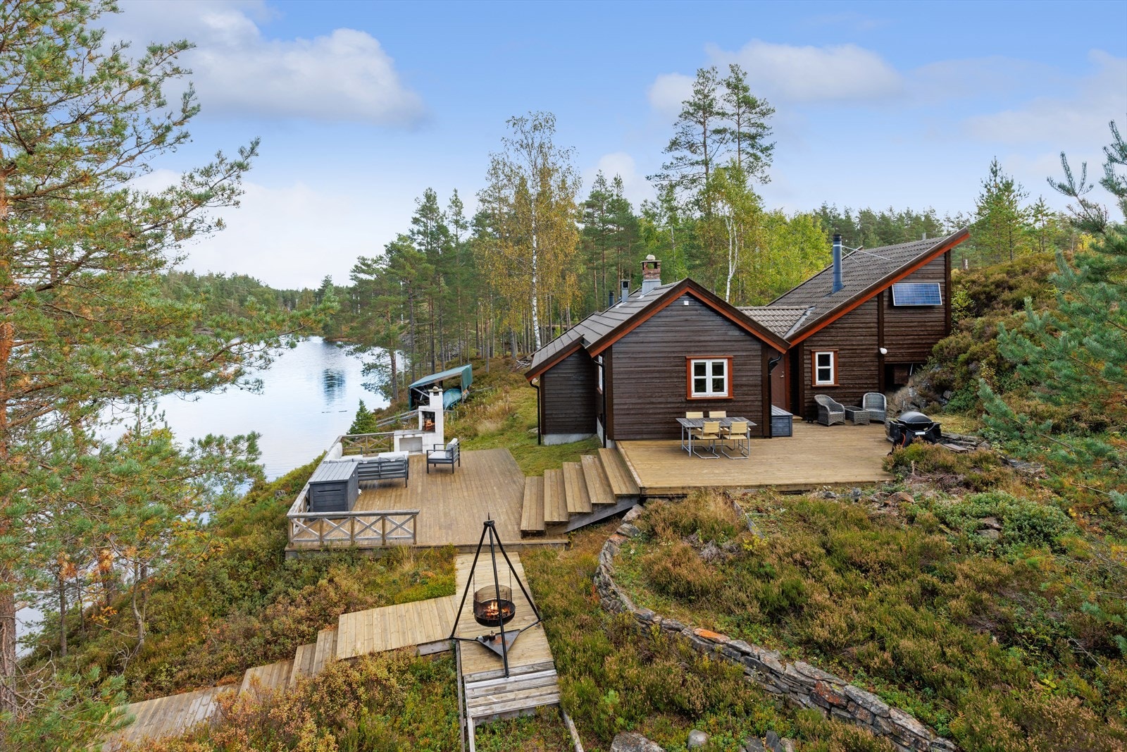Fritidsboligen strekker seg over flere nivåer, noe som gir en variert og spennende planløsning med naturlig adskilte soner og flotte detaljer som bidrar til et helhetlig og velholdt uttrykk. Galleribilde