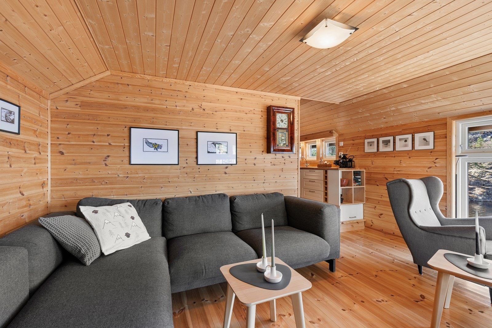 I tilbygget fra 2018 ligger en stue hvor store vindusflater trekker vannet og naturen inn. Galleribilde