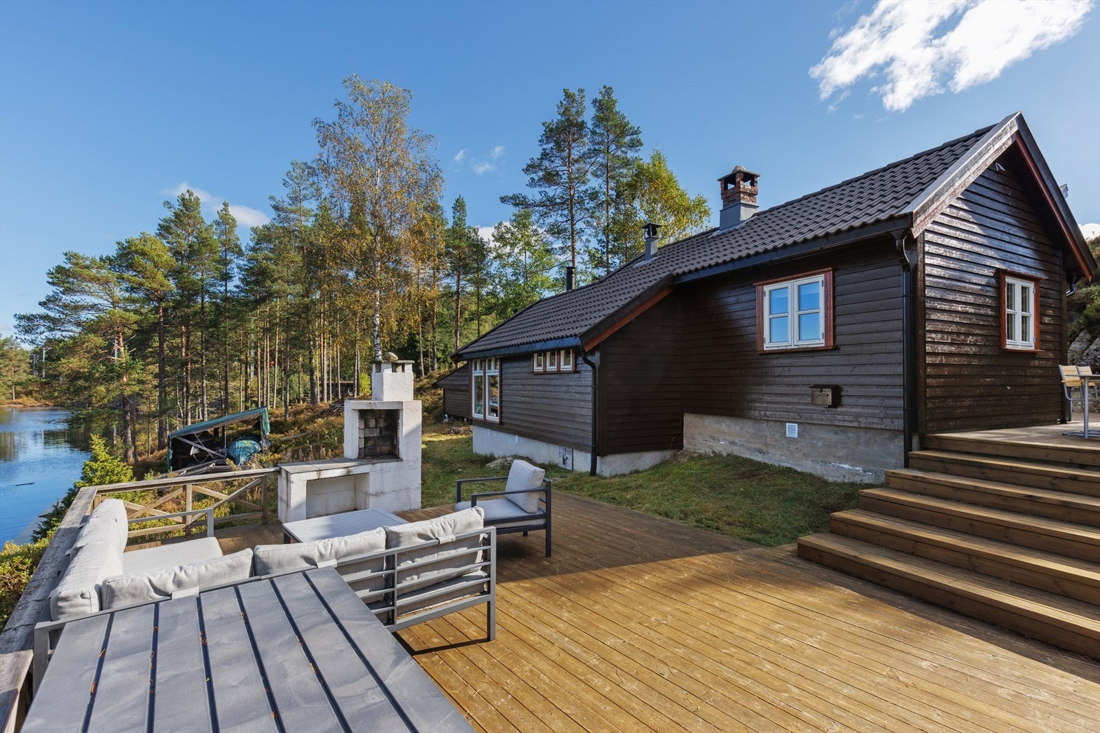 Takvann ledes bort fra grunnmuren via drensrør, og det er montert grunnmursplater for fuktsikring. Galleribilde