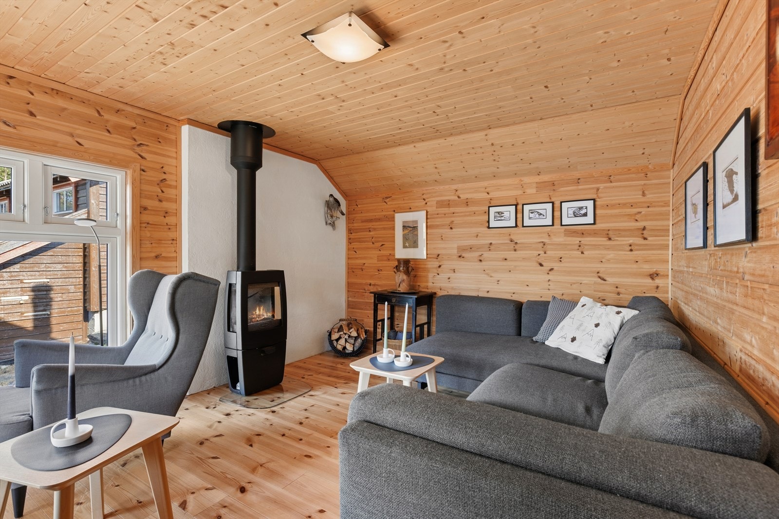 Vegg bak peisovnen er i mur, en solid og brannsikker detalj. Galleribilde