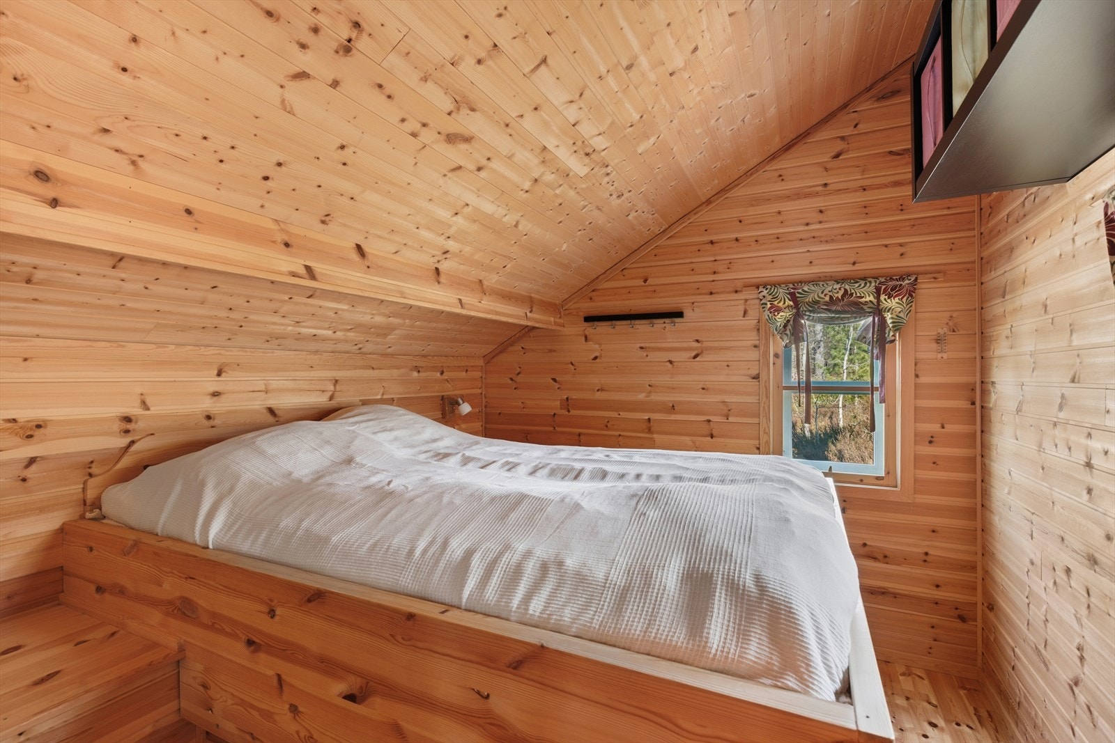 Det tredje soverommet ligger i et eget nivå, tilgjengelig via en innvendig trapp, og gir en mer tilbaketrukket soveplass. Galleribilde