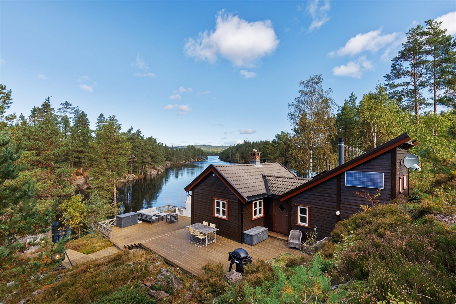 Eiendommen ligger fint til i terrenget, med svaberg og natur rett utenfor døren. Galleribilde