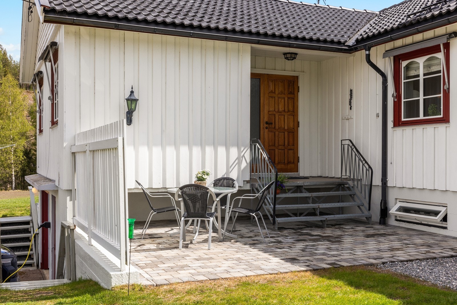 Skjermet og hyggelig inngangsparti med stenlagt dekke. Galleribilde