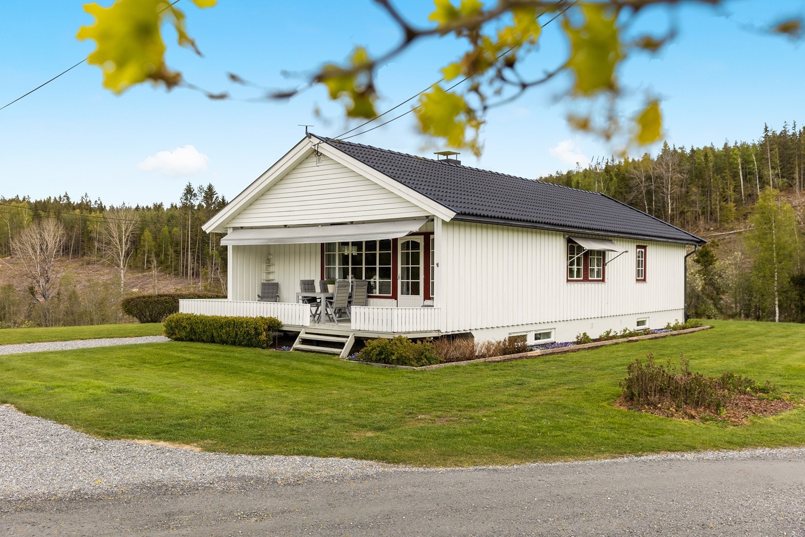 Solrik og velstelt hage omkranser boligen. Galleribilde