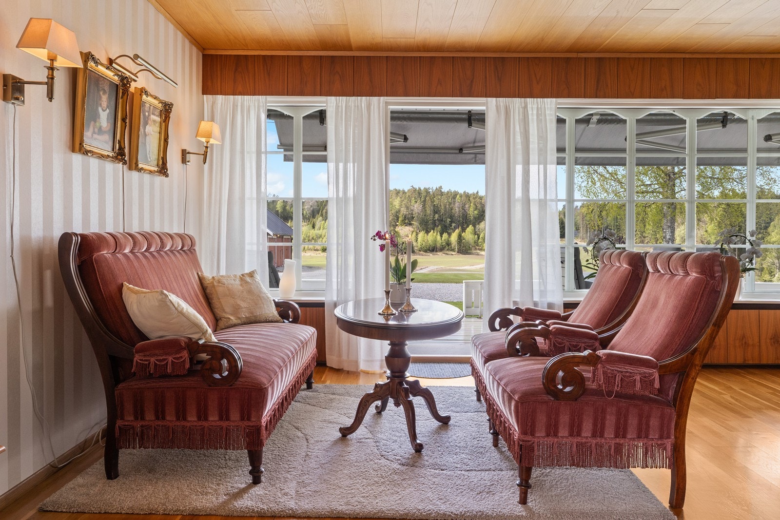 Store vinduer og utgang til terrassen. Galleribilde