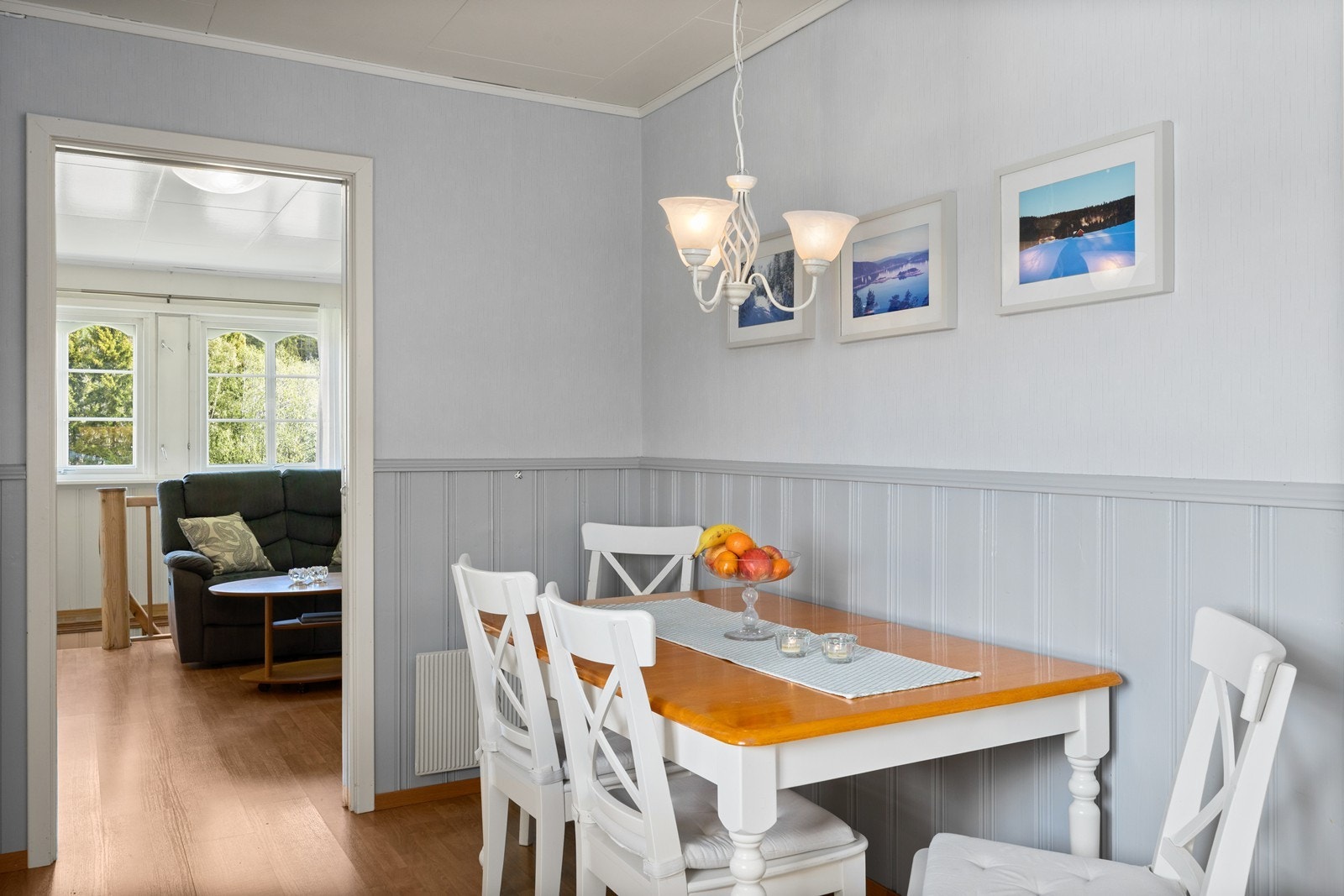 Det er også plass til en spisegruppe på kjøkkenet. Galleribilde