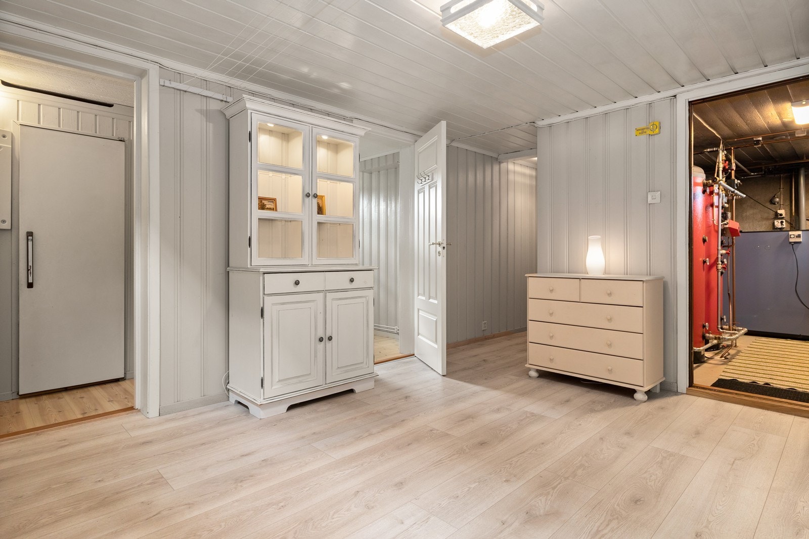 Det er en romslig gang i underetasjen. Galleribilde