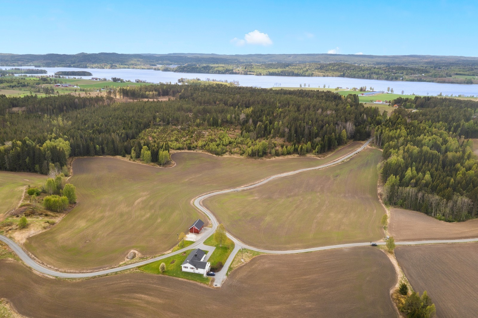 Eiendommen er i overkant av 15 mål, og har en flott beliggenhet nær Rødenesjøen. Galleribilde