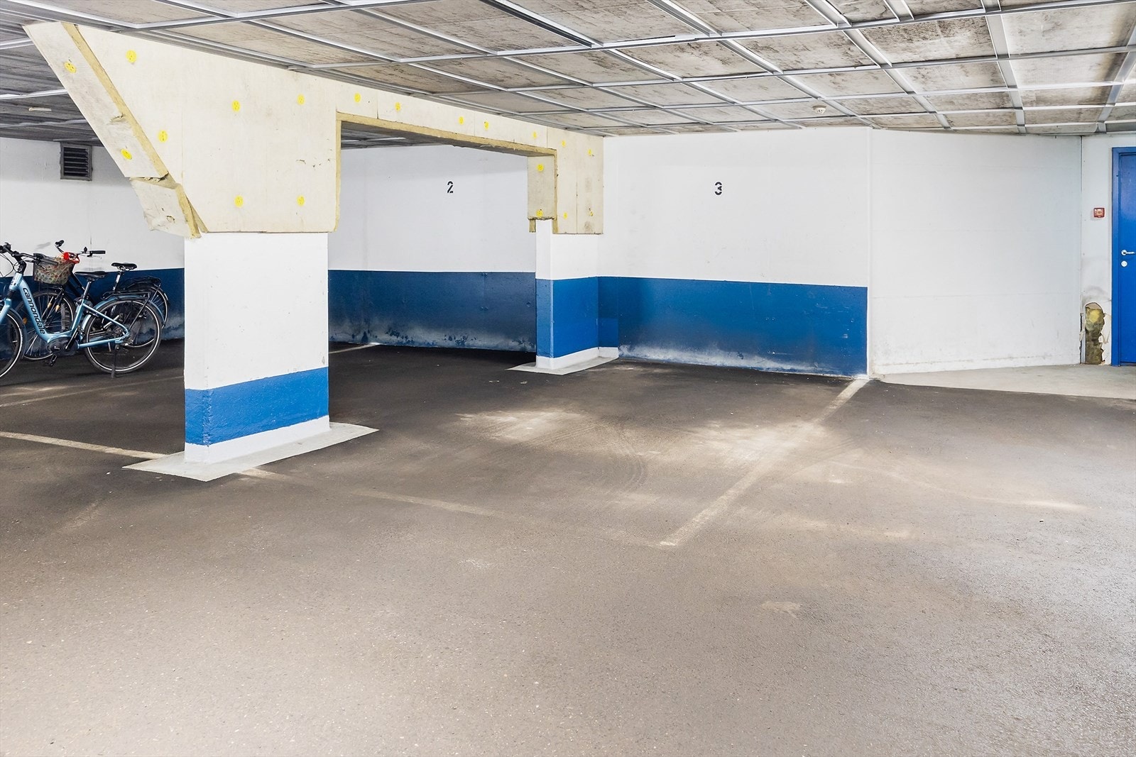 Leiligheten har garasjeplass nr.3. En romslig plass rett ved inngangen/ utgangen til trappeløp/ heis. Sameiet har i tillegg 14 gjesteparkeringsplasser Galleribilde