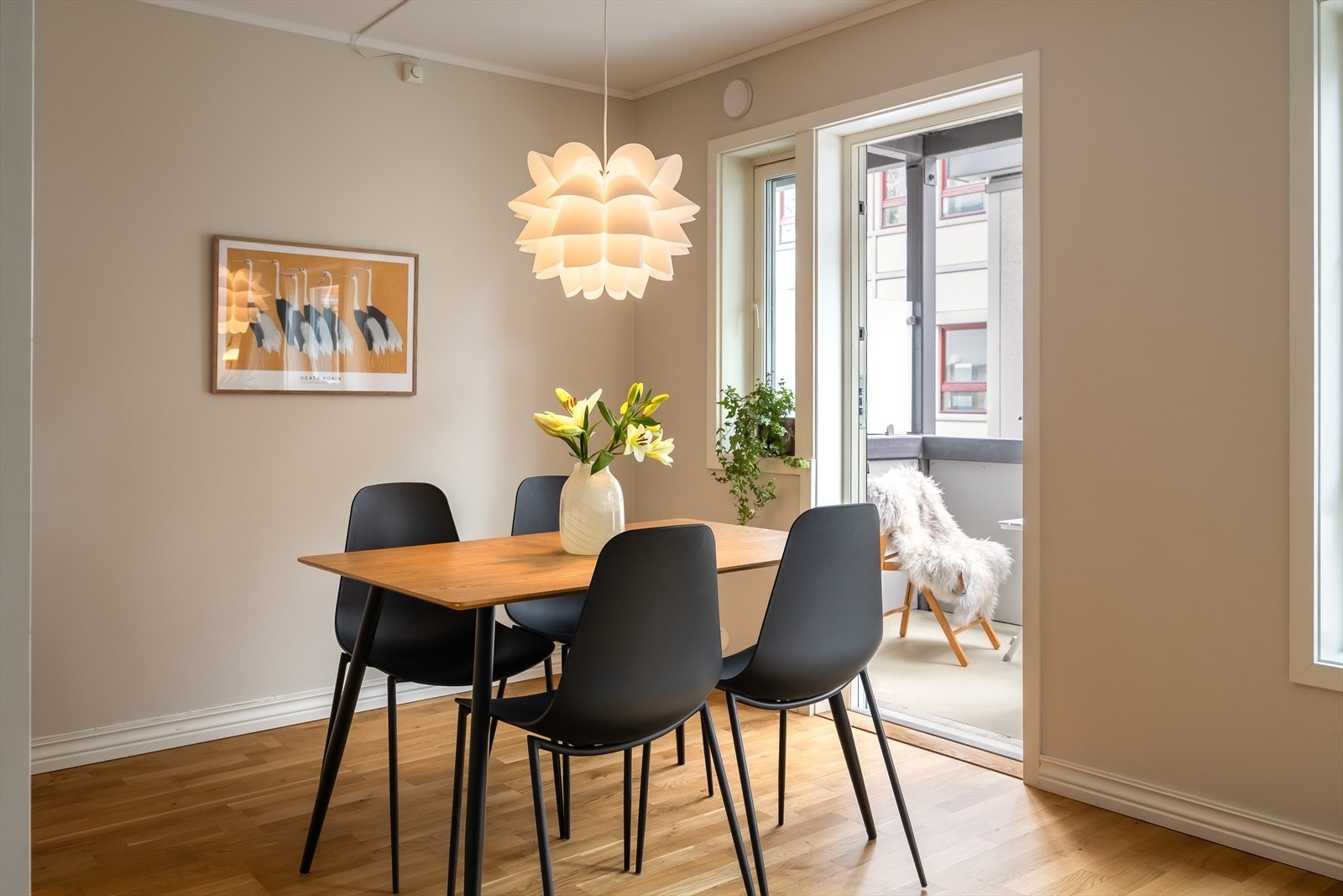 Den åpne stue- og kjøkkenløsningen er på hele 27,5 m² og byr på flere møbleringsmuligheter. Direkte fra stuen er det utgang til leilighetens balkong. Galleribilde