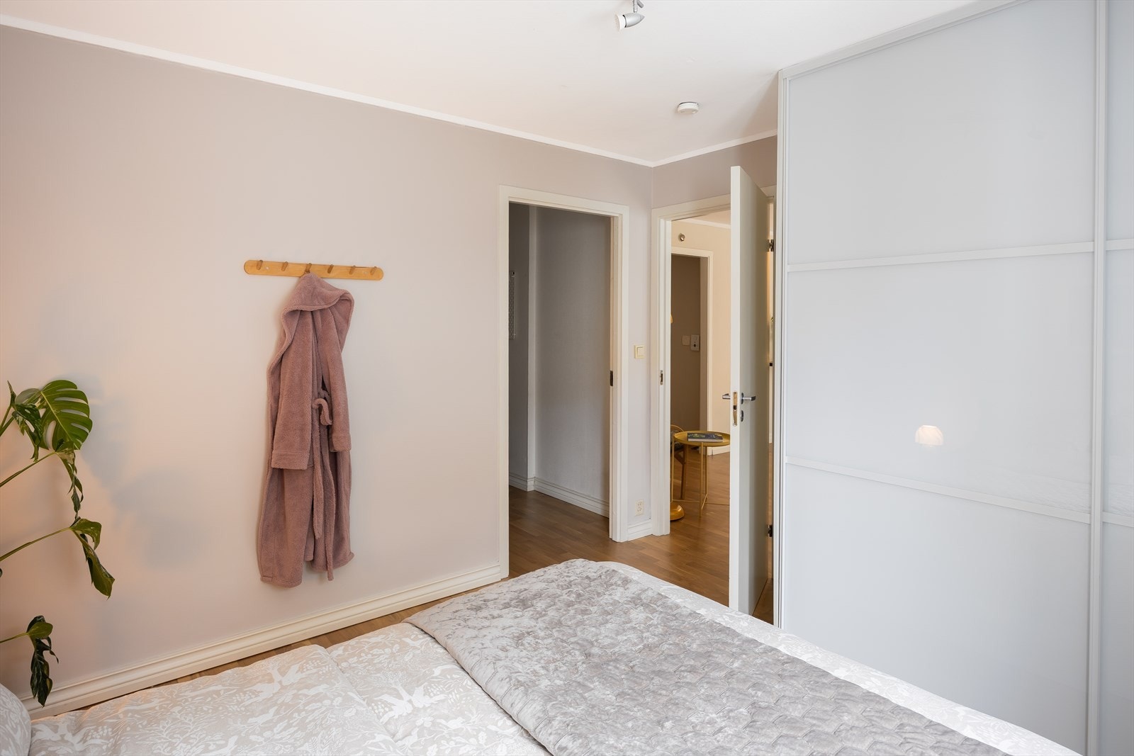 På soverommet er det en romslig skyvedørsgarderobe som medfølger handelen Galleribilde