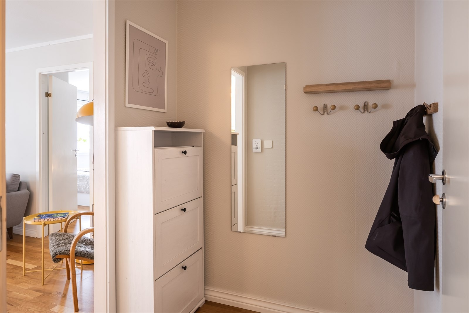 Praktisk entré på 3 m², med plass til oppbevaring av sko og yttertøy. Galleribilde