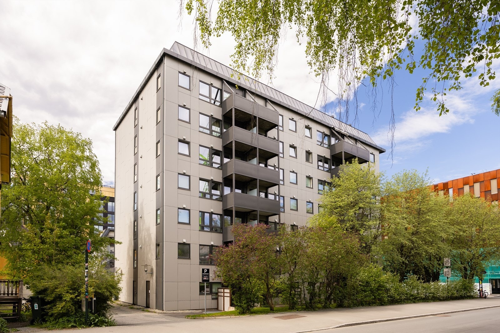 Borettslaget er veldrevet og har gjennomgått flere oppgraderinger i senere tid, som blant annet nytt tak, etterisolering, nye fasadeplater og 3-lags vinduer, oppussing av balkonger og felles inngangsparti. Galleribilde