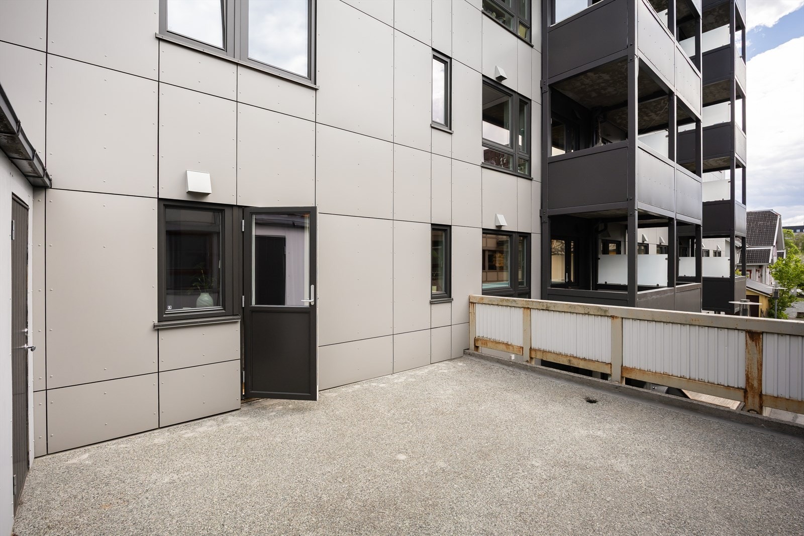 I tillegg til en bod i kjeller og på loftet, disponerer leiligheten en bod på verandaen. Galleribilde