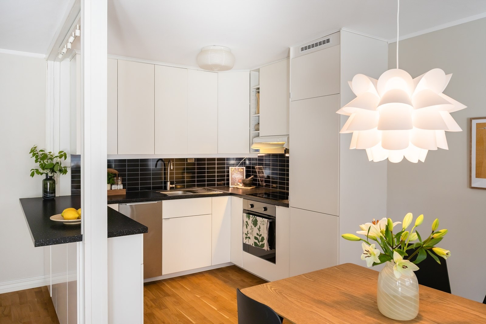 Kjøkkenet byr på rikelig med benkeplass, som gir rom for både matlaging og baking. Galleribilde