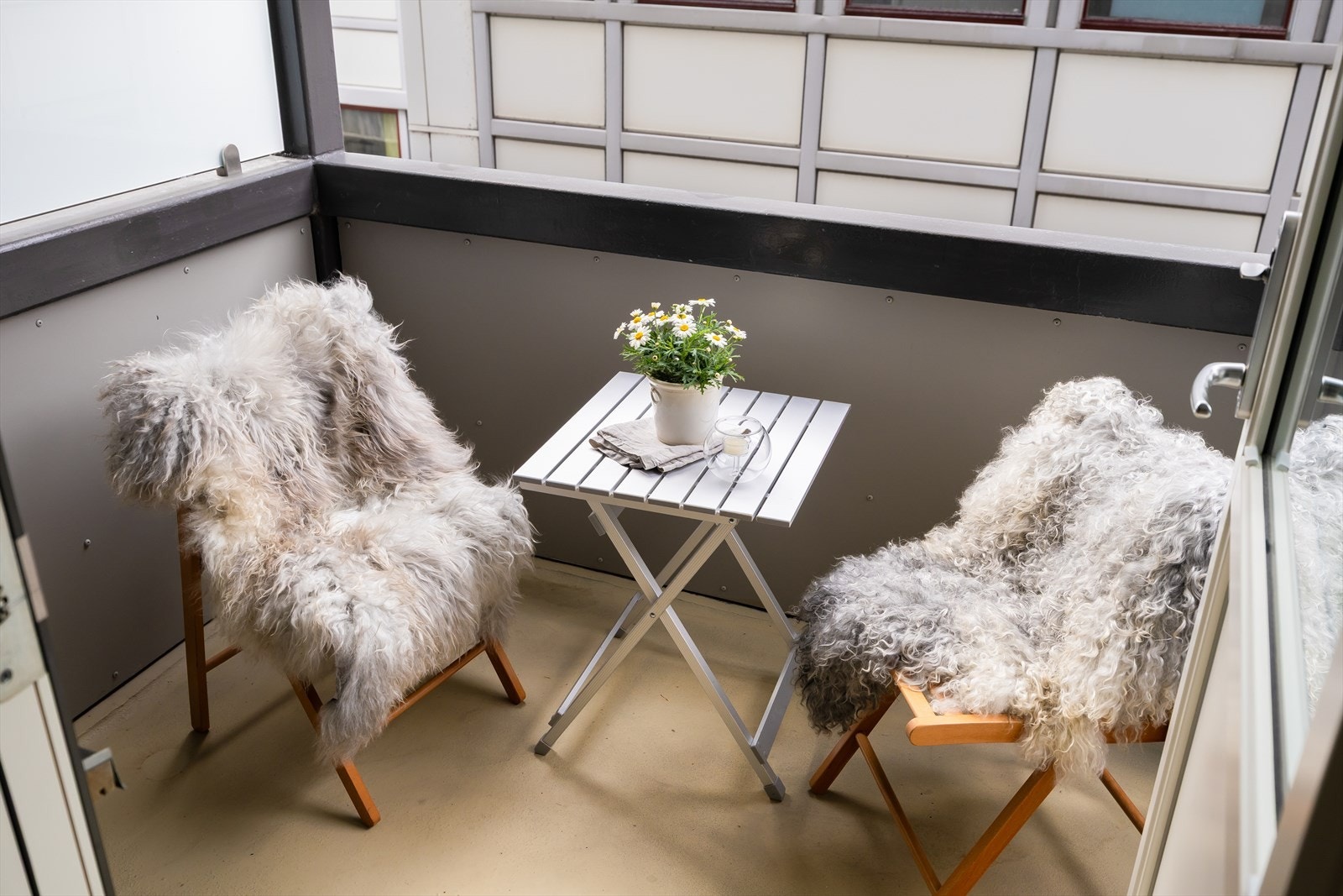 Balkongen er på 4 m² og har plass til en koselig sittegruppe. Galleribilde
