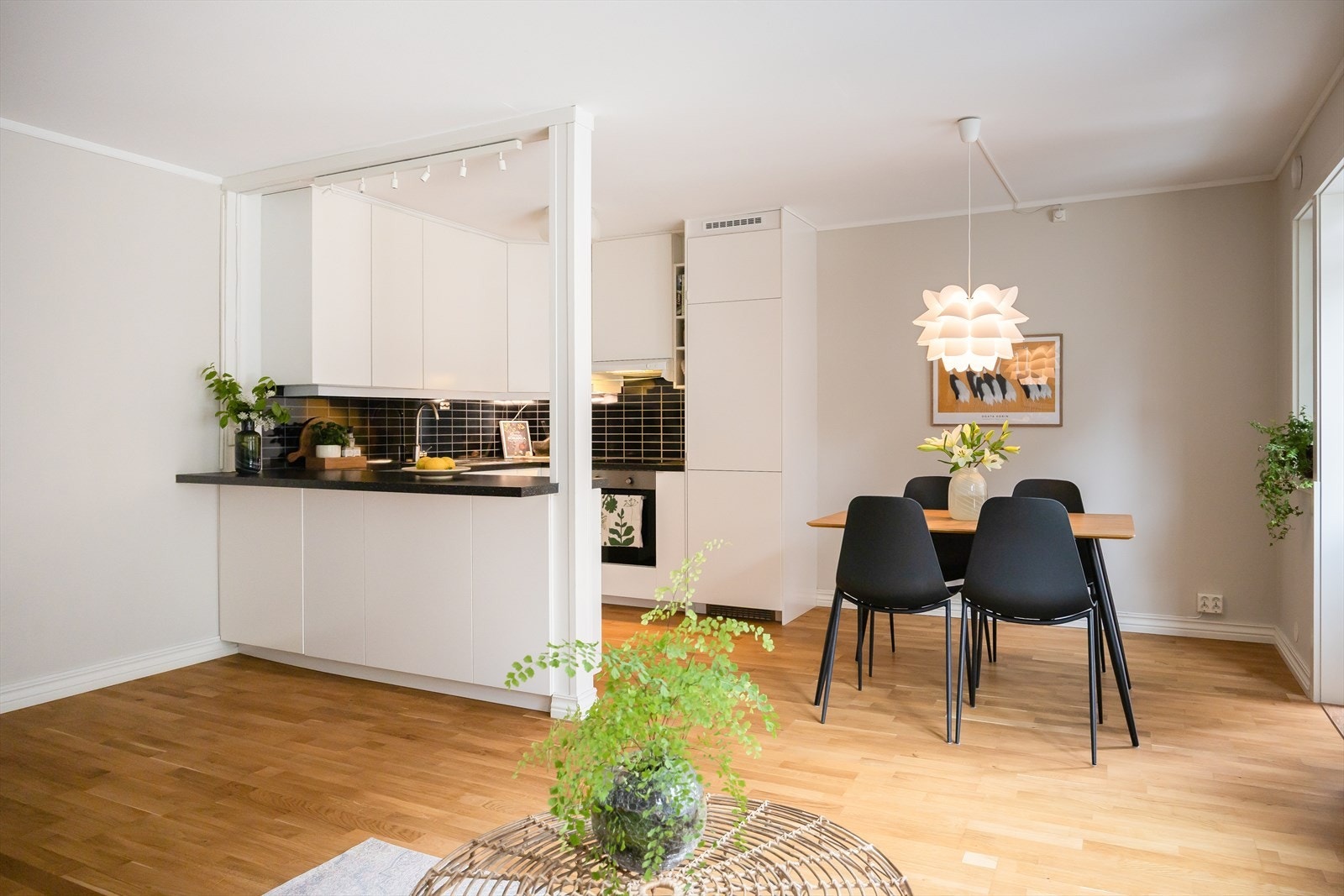 Romslig stue gir god plass til å samle venner og familie. Galleribilde