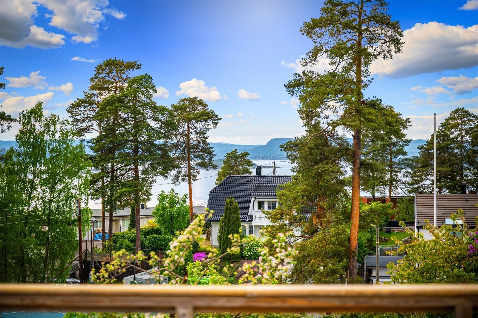 Tilbaketrukket enebolig med utsikt mot fjorden Galleribilde