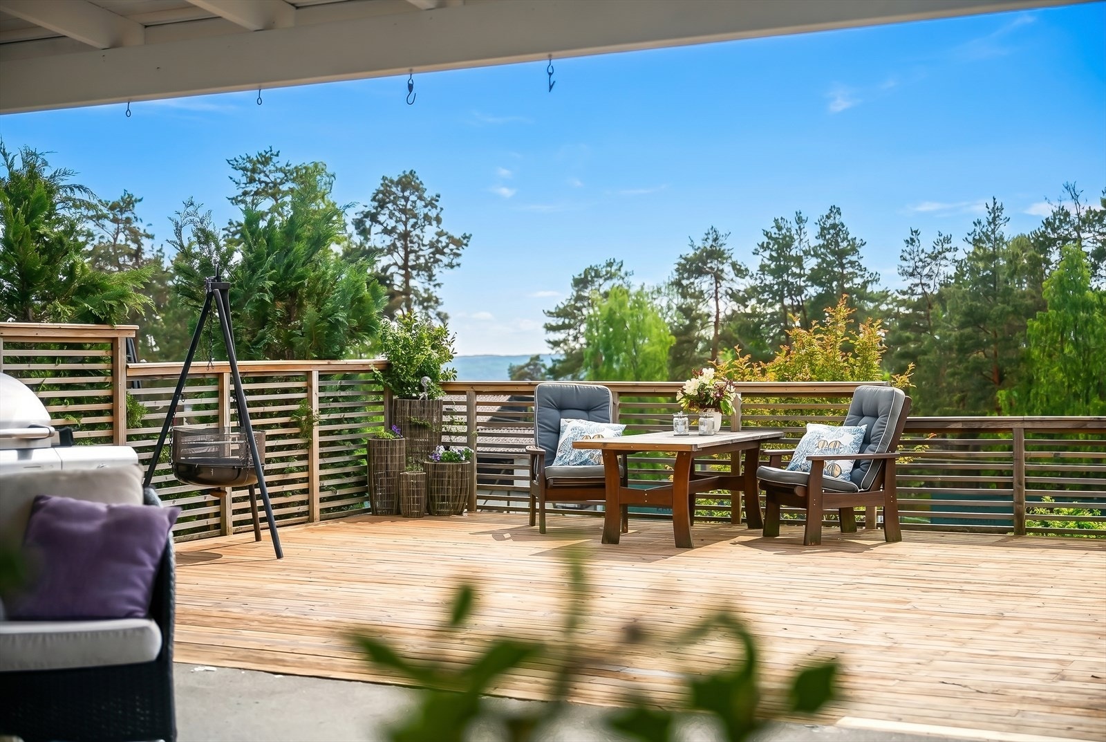 Stor terrasse på hele 85 kvm - perfekt for lange sommerdager Galleribilde