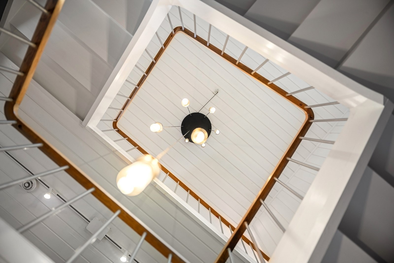 Plassbygd lampe med unikt design i trapprommet Galleribilde