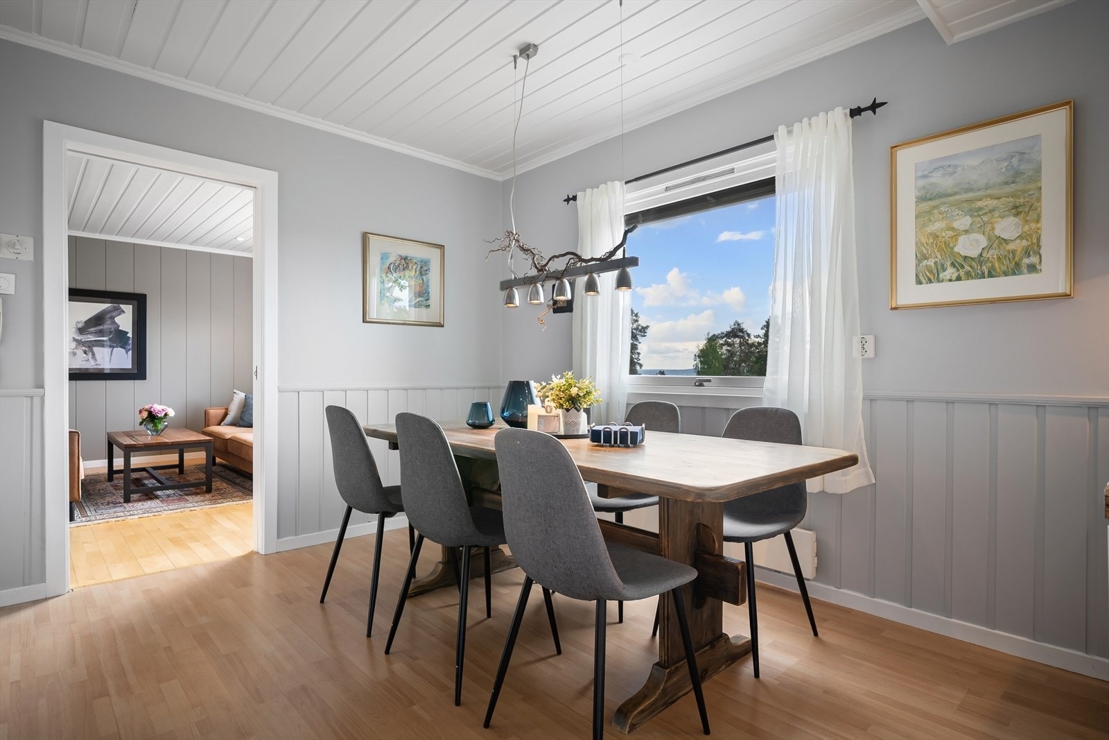 God plass til langbord i spisestuen Galleribilde