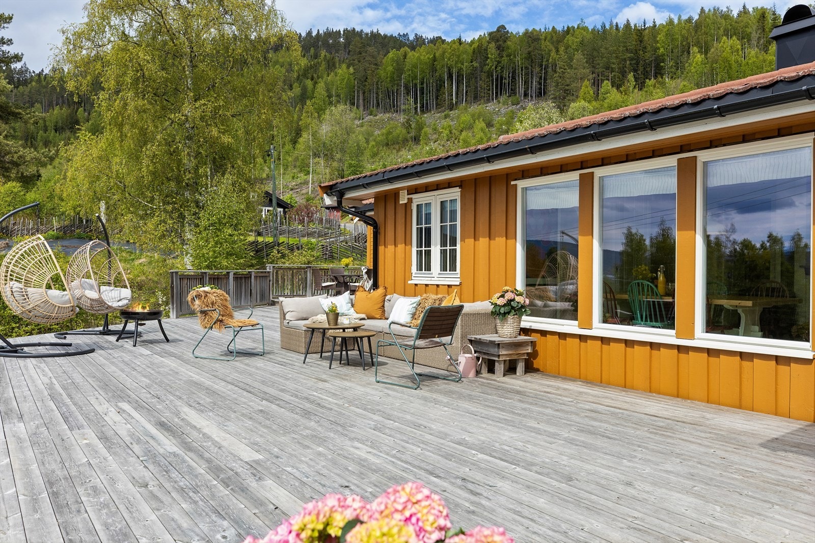 Uteplassen er et samlingspunkt med god plass til både familie og venner. Terrassen er ikke byggemeldt ihht. tegninger. Galleribilde