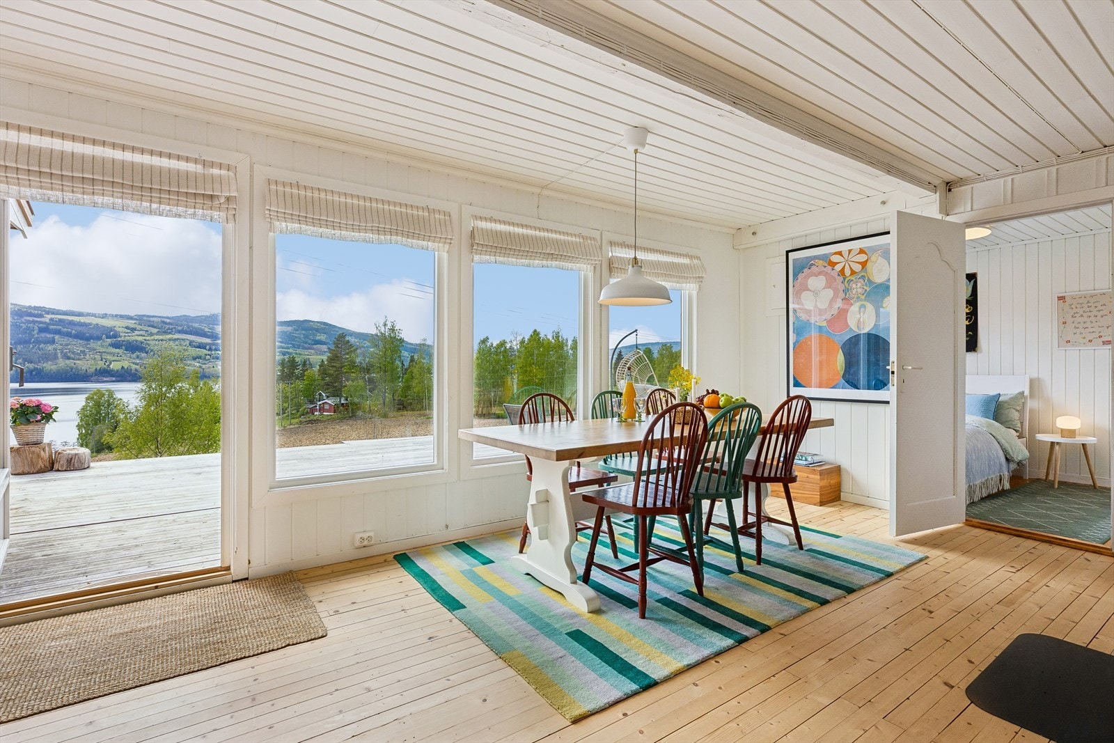 Fra spisestuen er det direkte utgang til den store treterrassen. Galleribilde