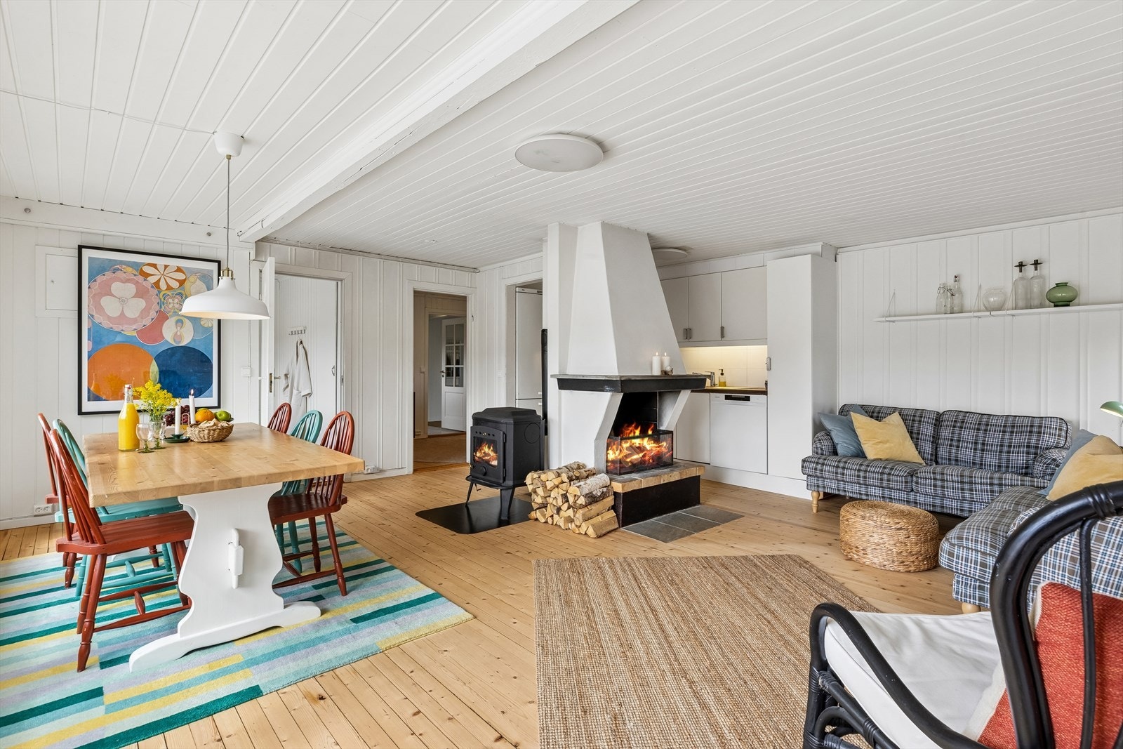 Stuen og kjøkkenet er i en åpen løsning, som skaper en sosial og luftig sone. Galleribilde