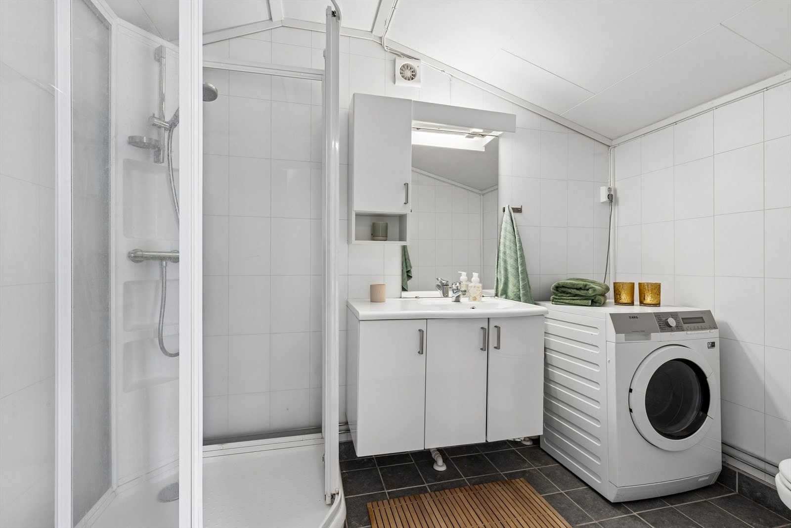 Badet ble oppgradert i 2009 og har opplegg for vaskemaskin. Vaskemaskin med tørkeprogram medfølger. Galleribilde