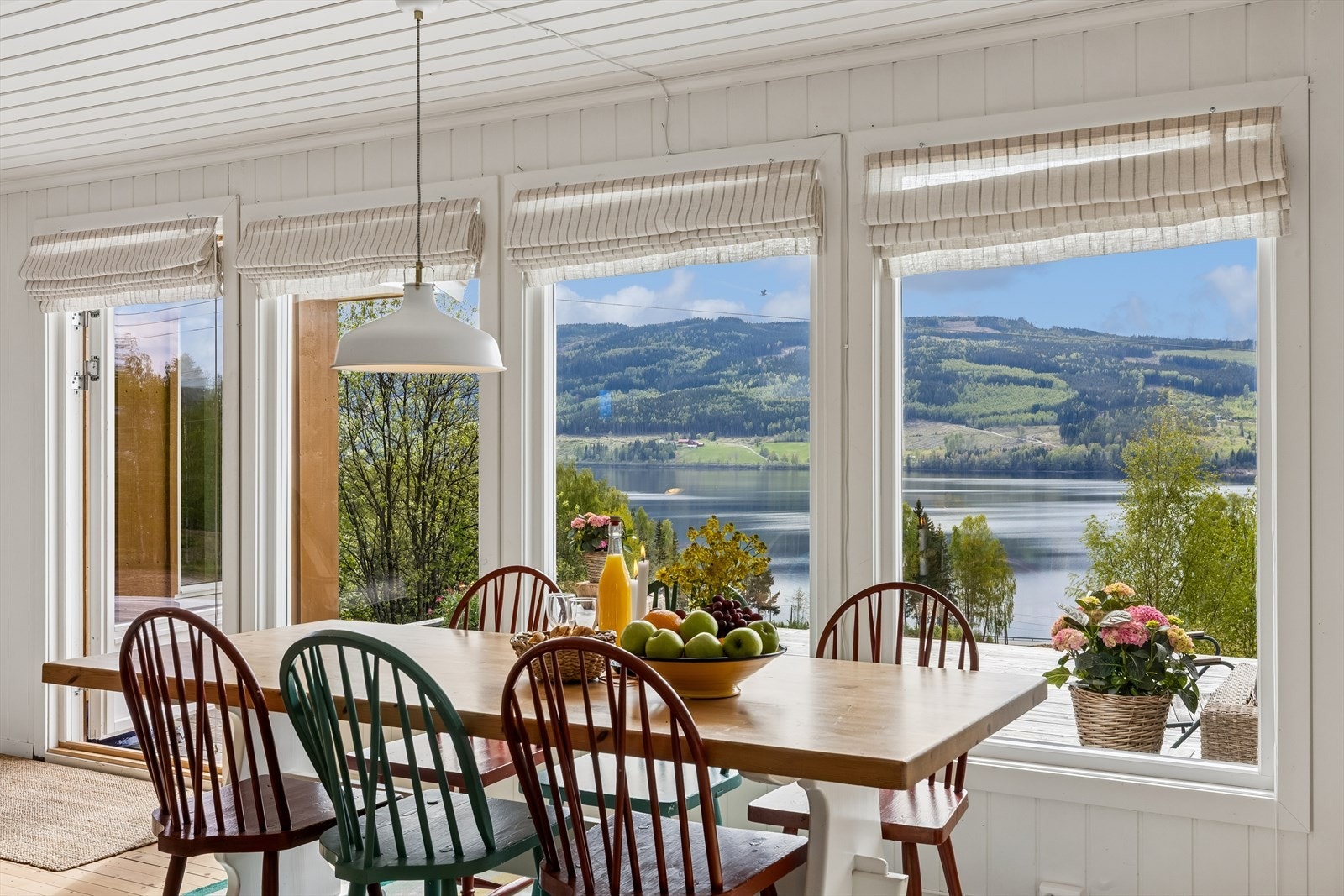 Spisestuen har store vindusflater med utsikt mot Randsfjorden. Galleribilde