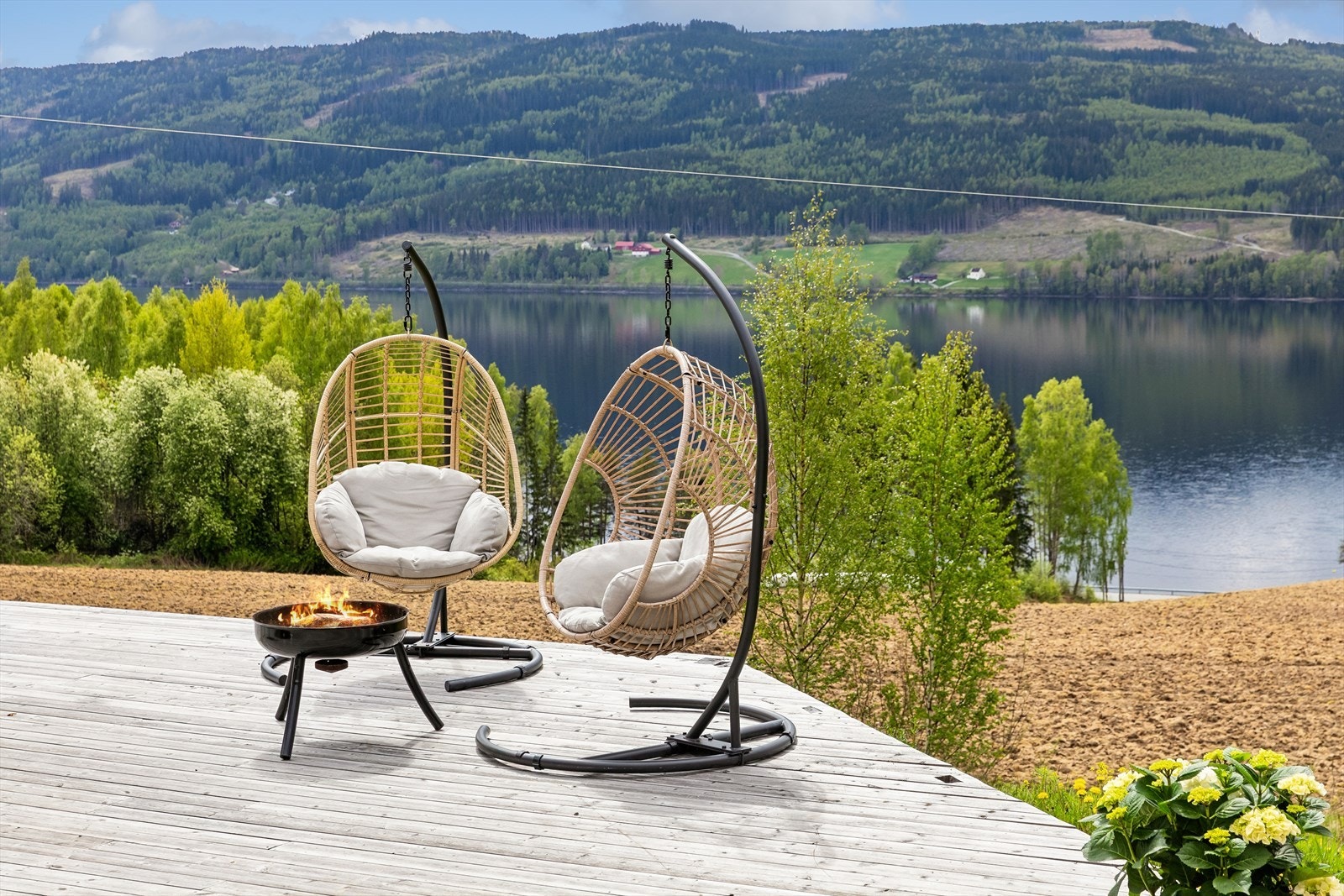 Den store uteplassen blir en naturlig forlengelse av stuen, med utsikt over kulturlandskapet og Randsfjorden. Terrassen er ikke byggemeldt. Galleribilde