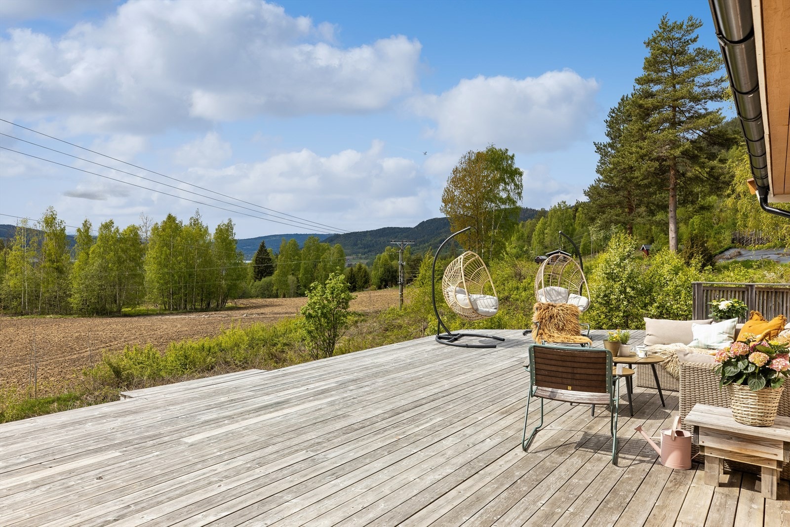 Fra eiendommen er det utsikt over bølgende jorder og skogkledde åser. Terrassen er ikke byggemeldt ihht. tegninger. Galleribilde
