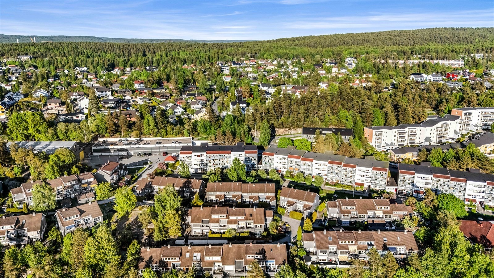 Beliggenheten kombinerer rolig bomiljø med nærhet til både byliv og naturopplevelser. Nærhet til natur og friluftsliv Området byr på flotte tur- og rekreasjonsmuligheter året rundt, blant annet i Østmarka. Galleribilde