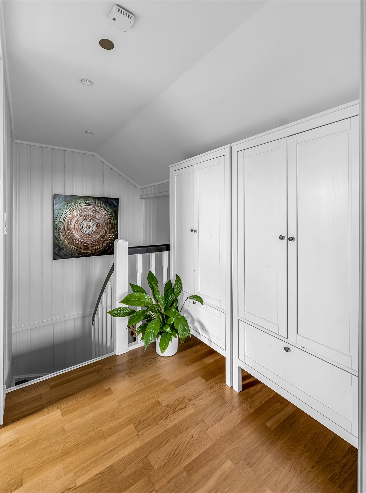 2. etg. består av trappegang med garderobe, samt 2 soverom og kneloft på hver side. Galleribilde
