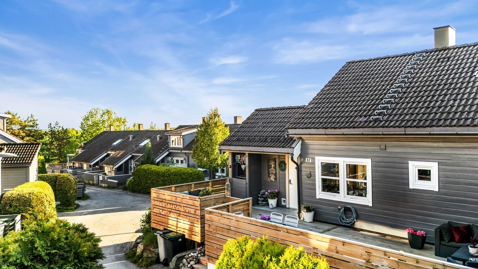 Sjarmerende enderekke over to plan, beliggende i et trygt og etablert nabolag med nærhet til skoler, barnehager og marka. Foto: Håvard Rognli Galleribilde