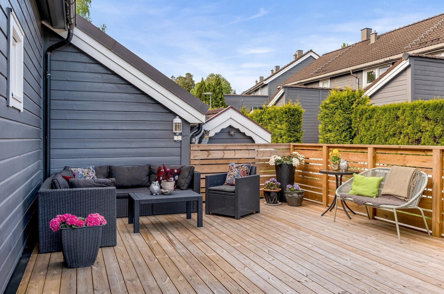 For øvrig stor terrasse på 52 kvm fra inngangsparti. Helt ypperlig uteplass på sommerstid. Galleribilde
