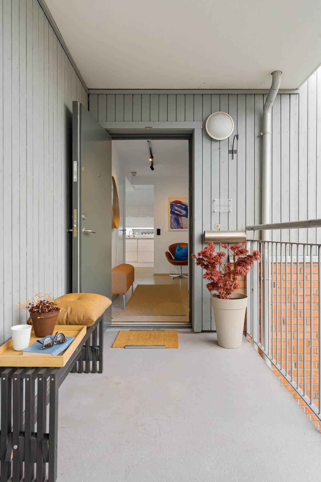 Velkommen inn! Leiligheten har et hyggelig inngangsparti. Galleribilde