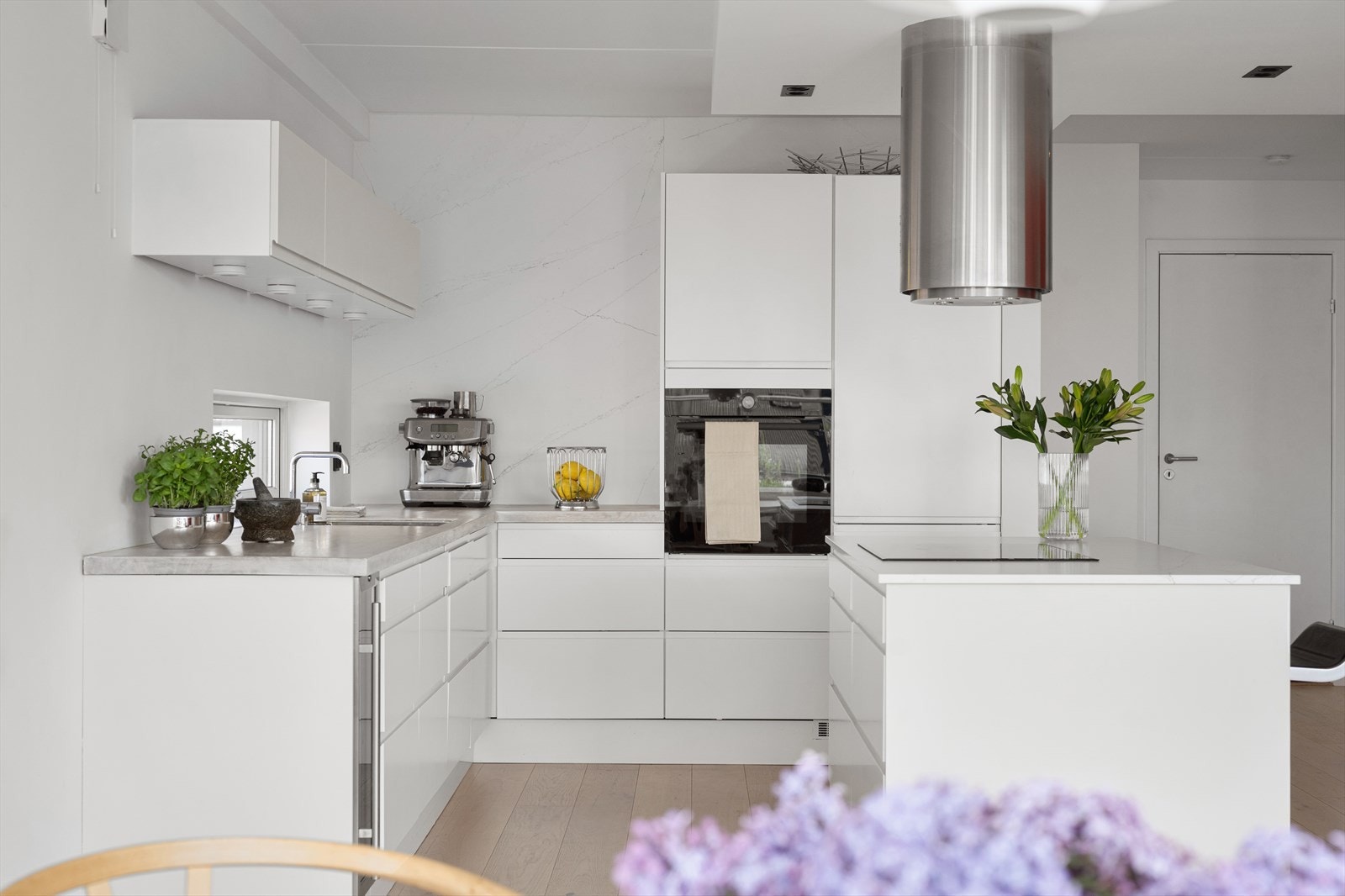 Glatte kjøkkenfronter, benkeplate i silestone, oppvaskmaskin, komfyr og kjøl/fryseskap fra 2023. Galleribilde