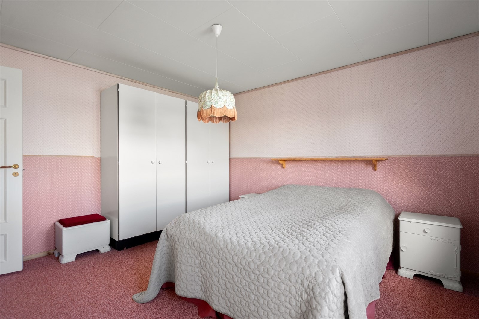 Her har du god plass for soveromsmøbler og oppbevaring. Galleribilde