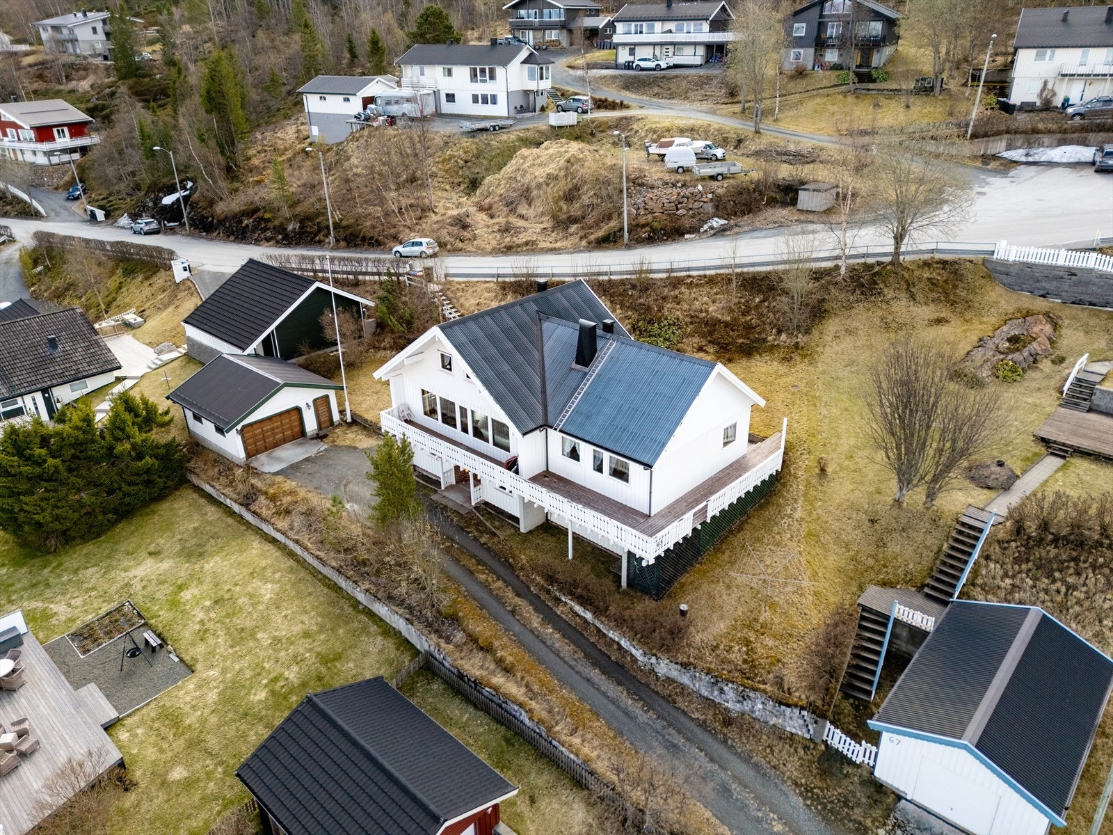 Eiendommen har opparbeidet tomt med gruset oppkjørsel. Galleribilde