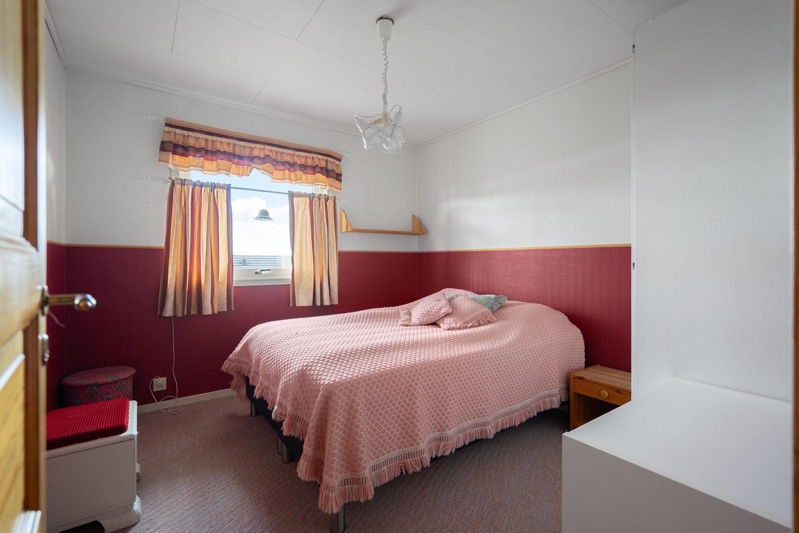 Soverom sokkeeltasje- Stort soverom med god plass for sengemøbler og oppbevaringsmøbler. Galleribilde