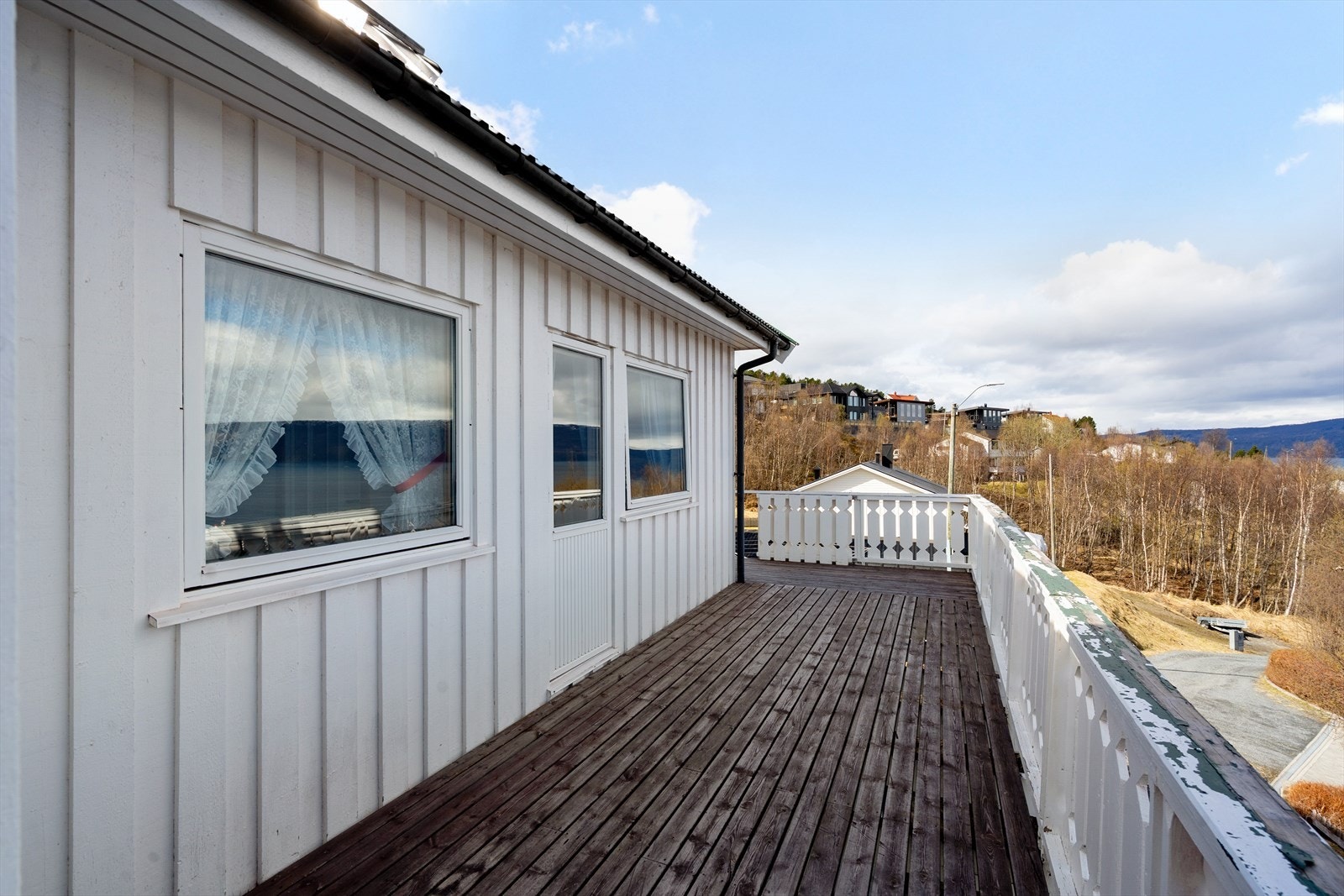 Veranda med god plass for kos og hygge i flere soner samt enkel adkomst til plen. Galleribilde