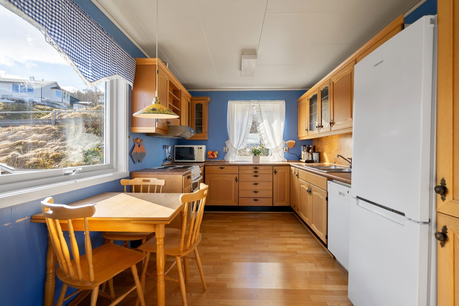 Kjøkken med profilerte fronter og laminat benkeplate med nedfelt kum. Inneholder kjøl/frys, oppvaskmaskin og komfyr. Kjøkkenventilator med avtrekk ut. Galleribilde
