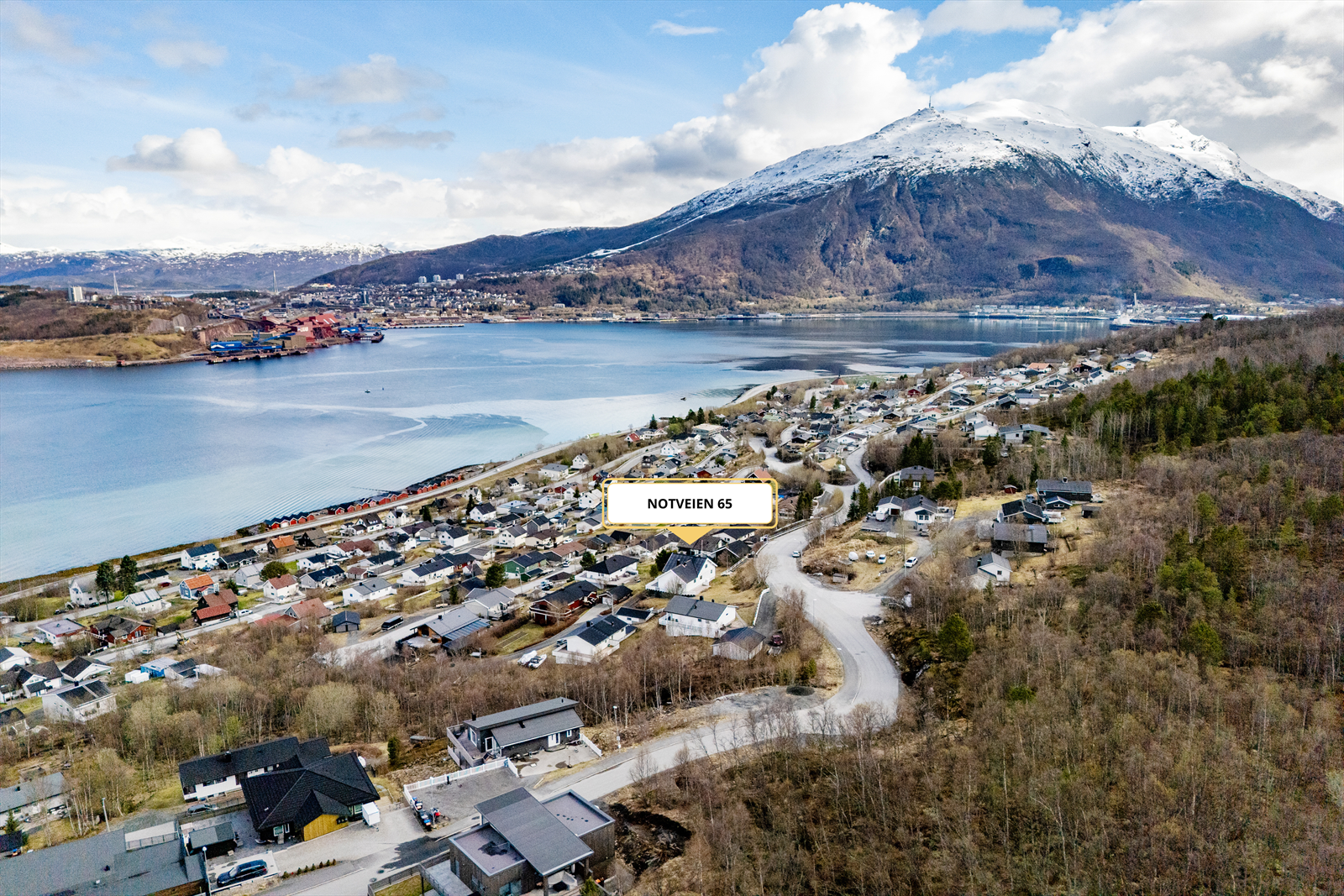 Frittliggende enebolig med garasje beliggende i Notveien på Ankenes med gode solforhold og utsikt mot Narvik havn, Ofotfjorden og Vegglandet. Kort vei til skole, barnehage, idrettsanlegg, lysløype og alpinanlegg. Galleribilde